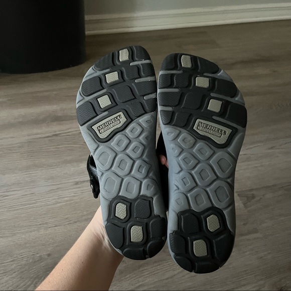 Merrell Women’s 10 Black Y-Strap Adhera Perforated Leather Sandal Metal Detail - Picture 5 of 7